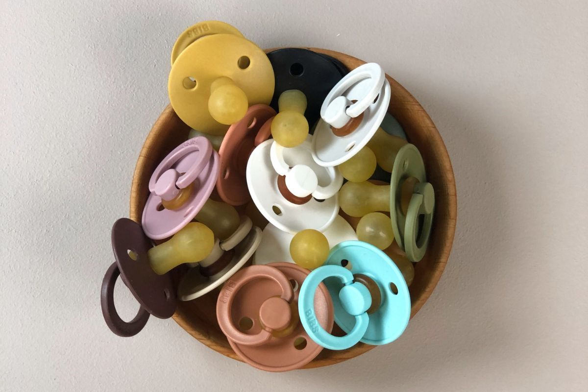 Silicone or natural rubber pacifiers? Read our guide here