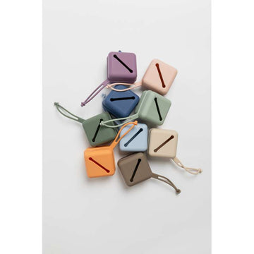 BIBS Accessories Pacifier Case - Silikone - Sutteboks m. Plads til 3 Sutter - Dark Oak