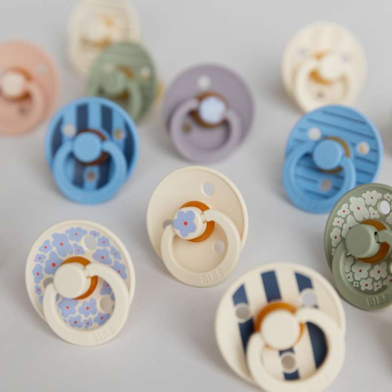 Bibs Okrúhly Colour Cumlík - veľ. 2 - prírodná guma - Štúdio - Jasmine - Fosílna šedá 